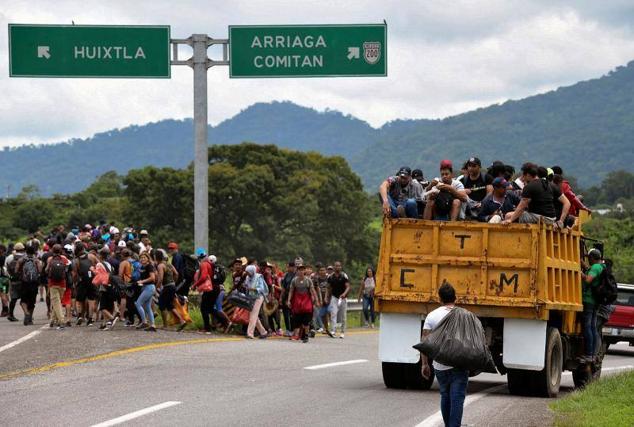 La inmigración supone el sexto problema para la comunidad latina. Por delante sitúan la economía, la seguridad, la violencia por las armas, el cambio climático y la educación. En la imagen, un grupo de migrantes atraviesa el Estado de Chiapas, Mexico, en junio de este año.