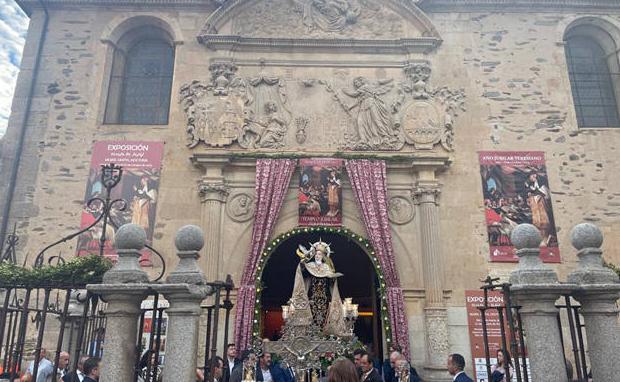 Imagen principal - El Ayuntamiento de Alba de Tormes destaca la alta participación en las Fiestas de Santa Teresa