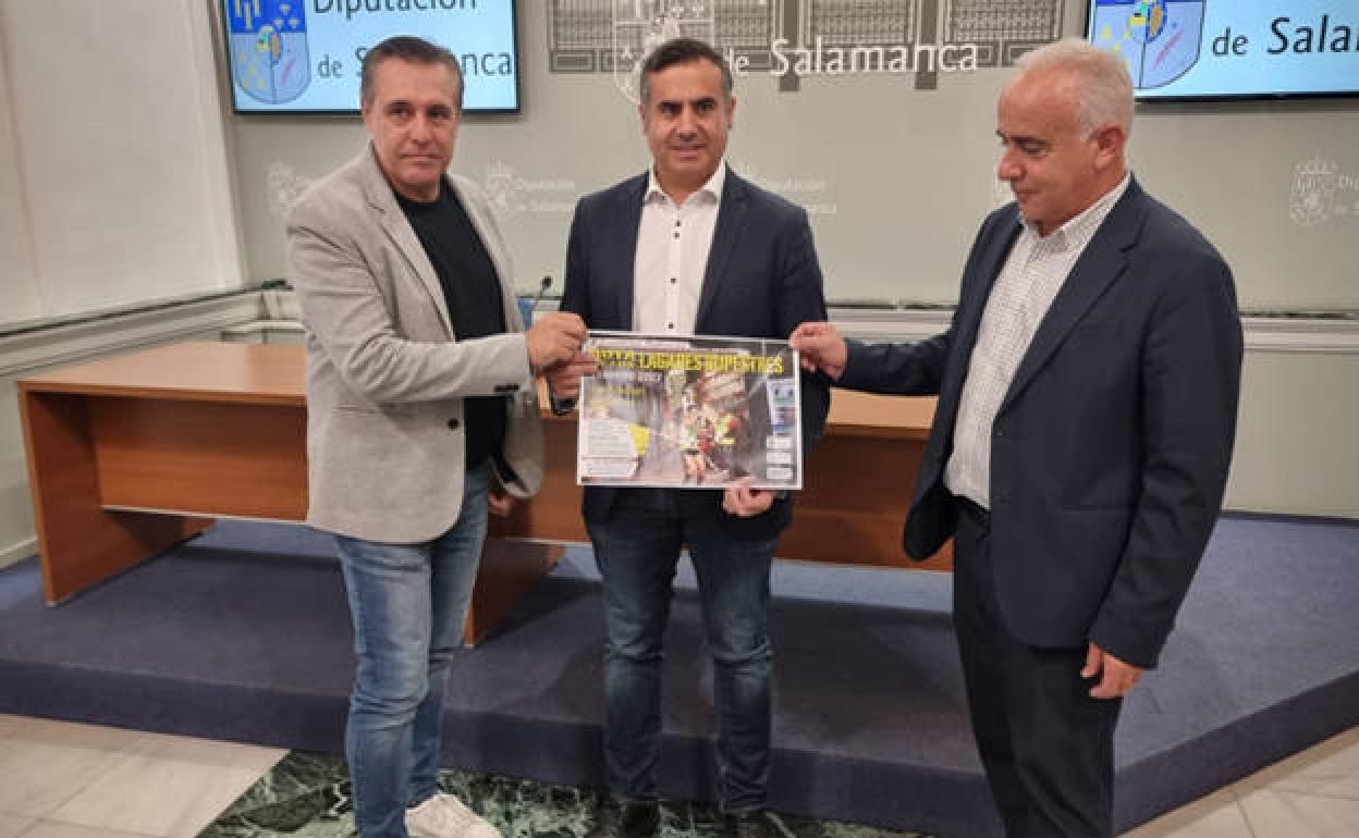 De izda. a dcha, Casimiro García, delegado de atletismo en Salamanca; Antonio Labrador, alcalde de San Esteban y Jesús María Ortiz, diputado de deportes, en la presentación. 