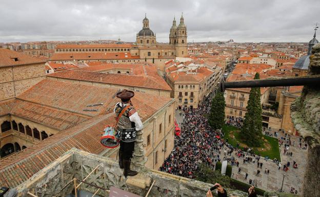 Imagen principal - Diferentes instantes del ascenso a la Catedral de Salamanca por parte de El Mariquelo. 