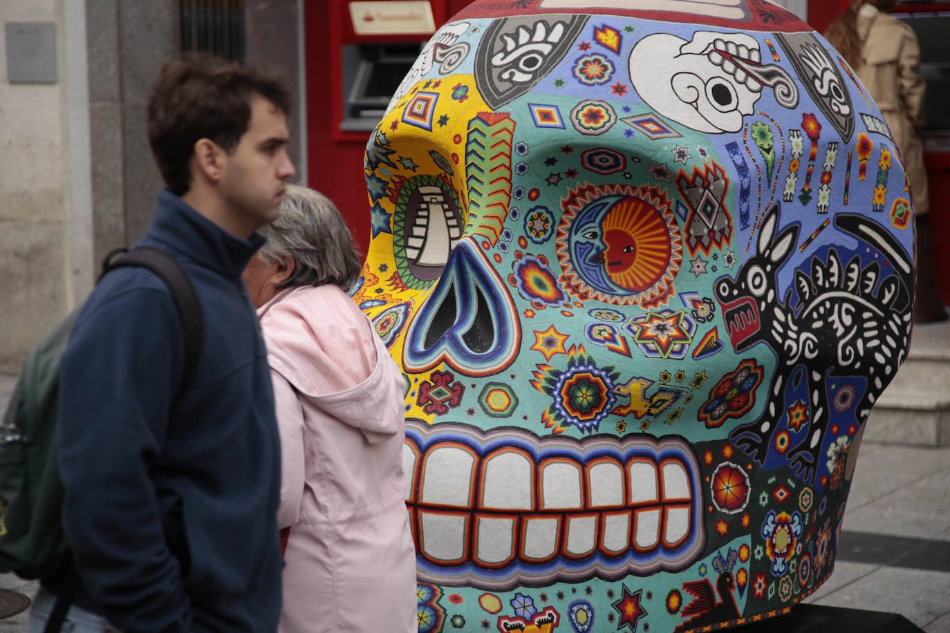 Fotos: Cráneos enormes se instalan en el centro de Salamanca