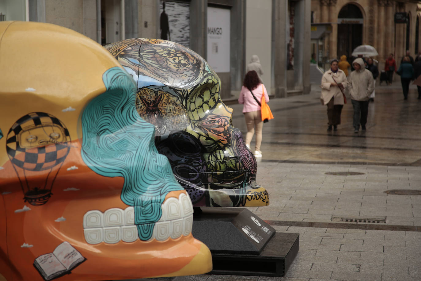 Fotos: Cráneos enormes se instalan en el centro de Salamanca