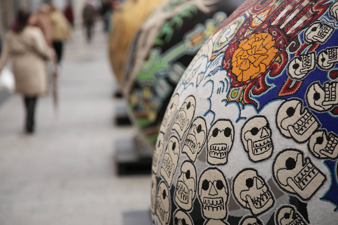 Fotos: Cráneos enormes se instalan en el centro de Salamanca