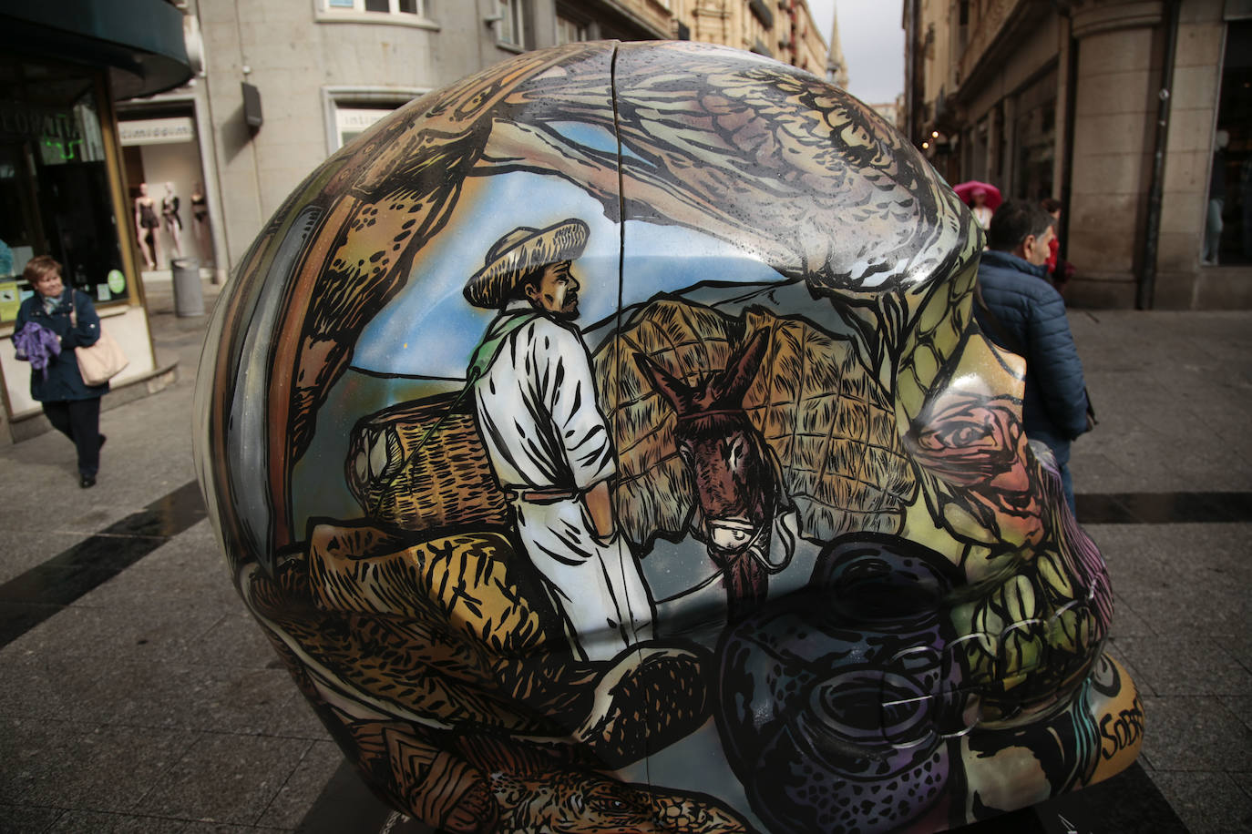 Fotos: Cráneos enormes se instalan en el centro de Salamanca