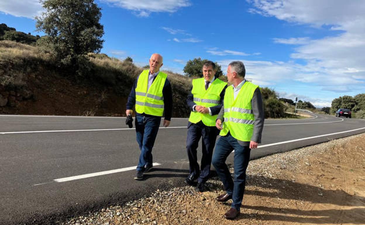 El director general de Carreteras e Infraestructuras, Jesús Puerta (en el centro) visita las obras