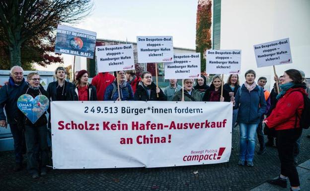 Activistas protestan este miércoles contra la entrada del consorcio chino en el puerto de Hamburgo. La pancarta reza 'Scholz: ¡No a la venta de puertos a China!'