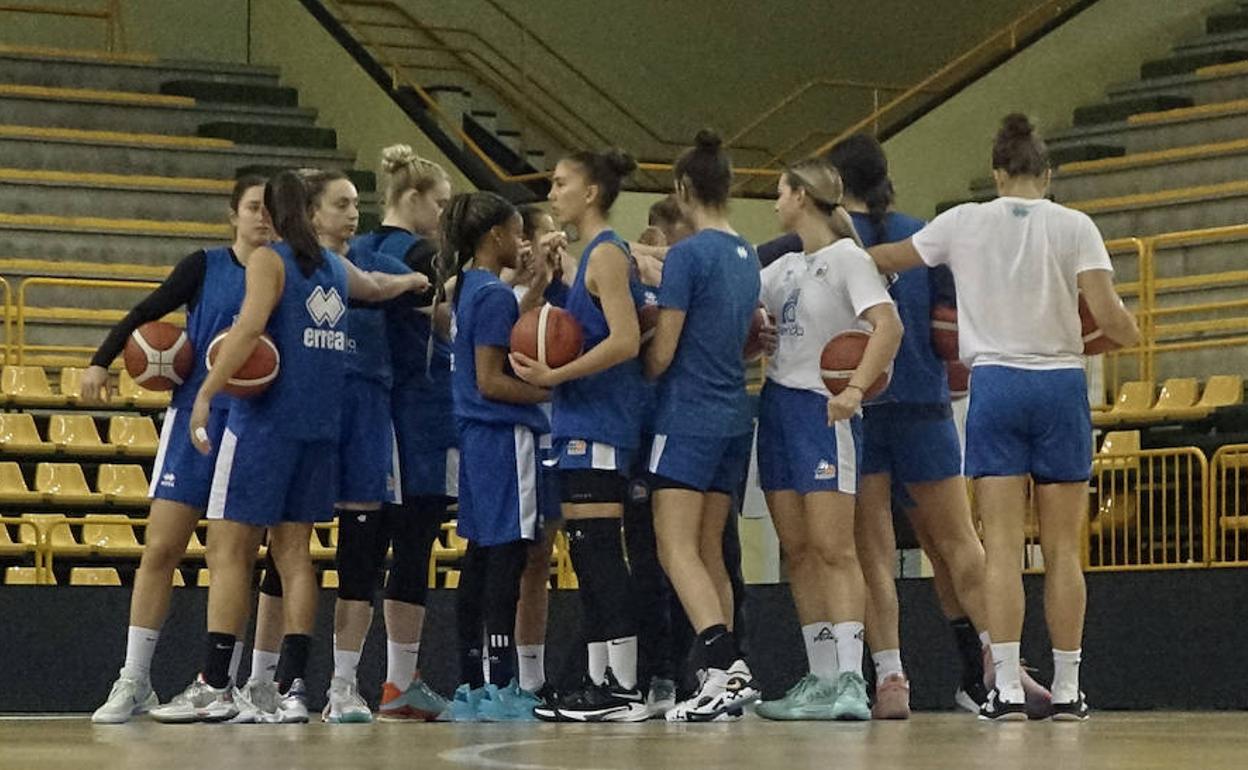 La plantilla del CB Avenida hace piña durante un entrenamiento. 