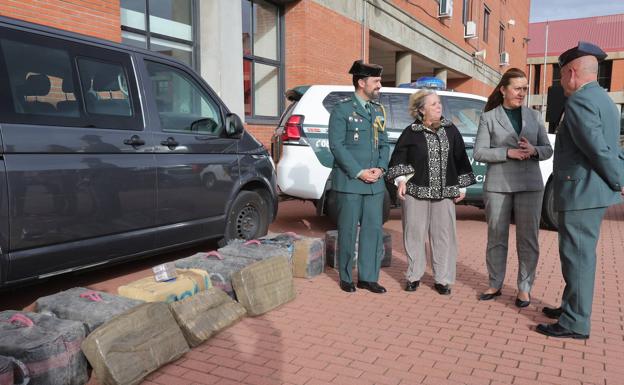 La delegada del Gobierno en Castilla y León, Virginia Barcones, acompañada por el general jefe de la XII Zona de la Guardia Civil, Luis del Castillo, la subdelegada del Gobierno en Salamanca, Encarnación Pérez, y el teniente coronel jefe de la Comandancia Provincial