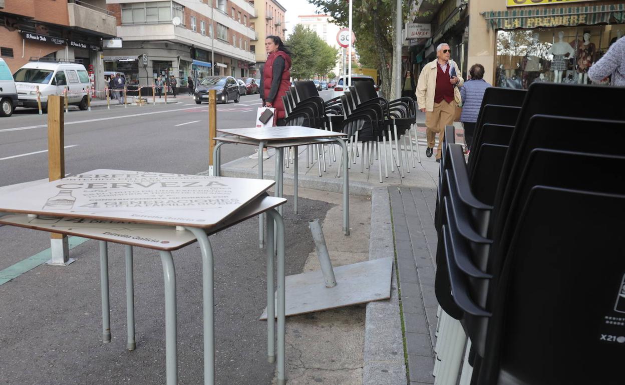 Sillas y mesas de una terraza dispuestas en la vía pública. 