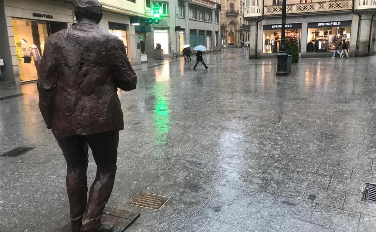 La estatua de Vicente del Bosque en la céntrica plaza del Liceo de Salamanca. 