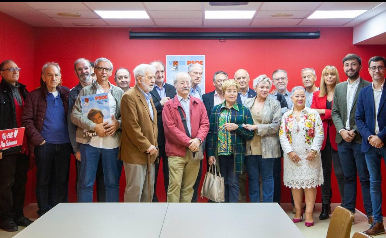 Asistentes a la inauguración de la exposición en la sede del PSOE en la Cuesta de San Blas. 
