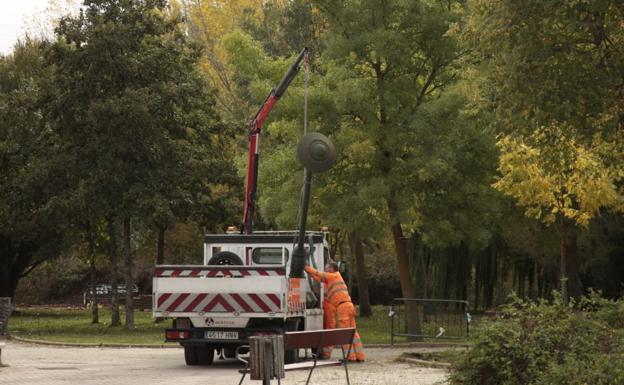 Imagen del camión de la empresa que instala las farolas, descargando una de ellas.