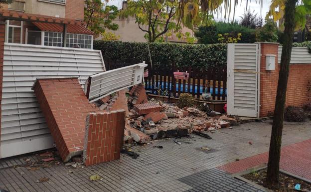 Un conductor embiste una casa, destroza la fachada y se da a la fuga en Salamanca