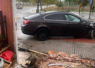 Imagen secundaria 1 - José Luis, ante los destrozos en su chalé. El coche accidentado y los bomberos en el lugar del accidente. 