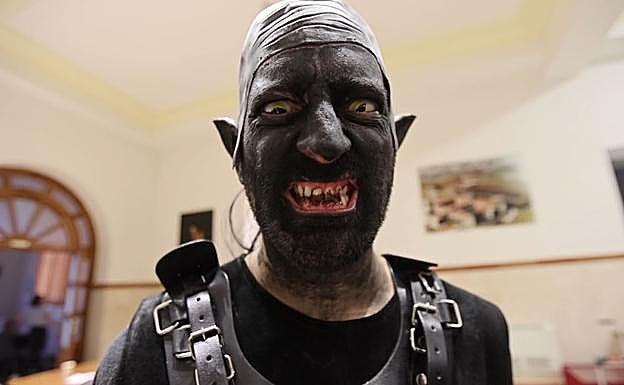 Uno de los inscritos del evento disfrazado de orco. 