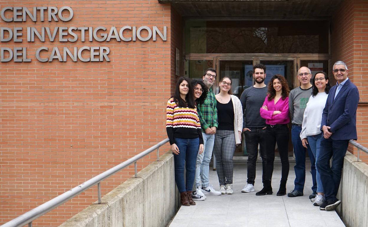 Xosé R. Bustelo, junto a miemrbos de su equipo. 