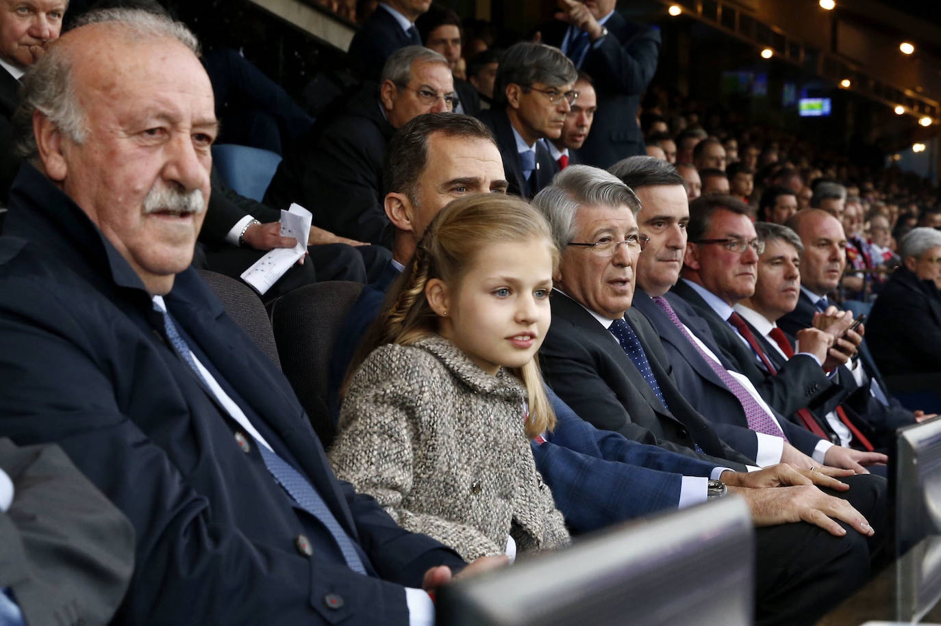El ex seleccionador nacional de fútbol Vicente Del Bosque, junto a la infanta Leonor y el rey Felipe VI, durante el partido entre el Atlético y el Bayern Munich en semifinales de la Liga de Campeones del 27 de abril de 2016. 