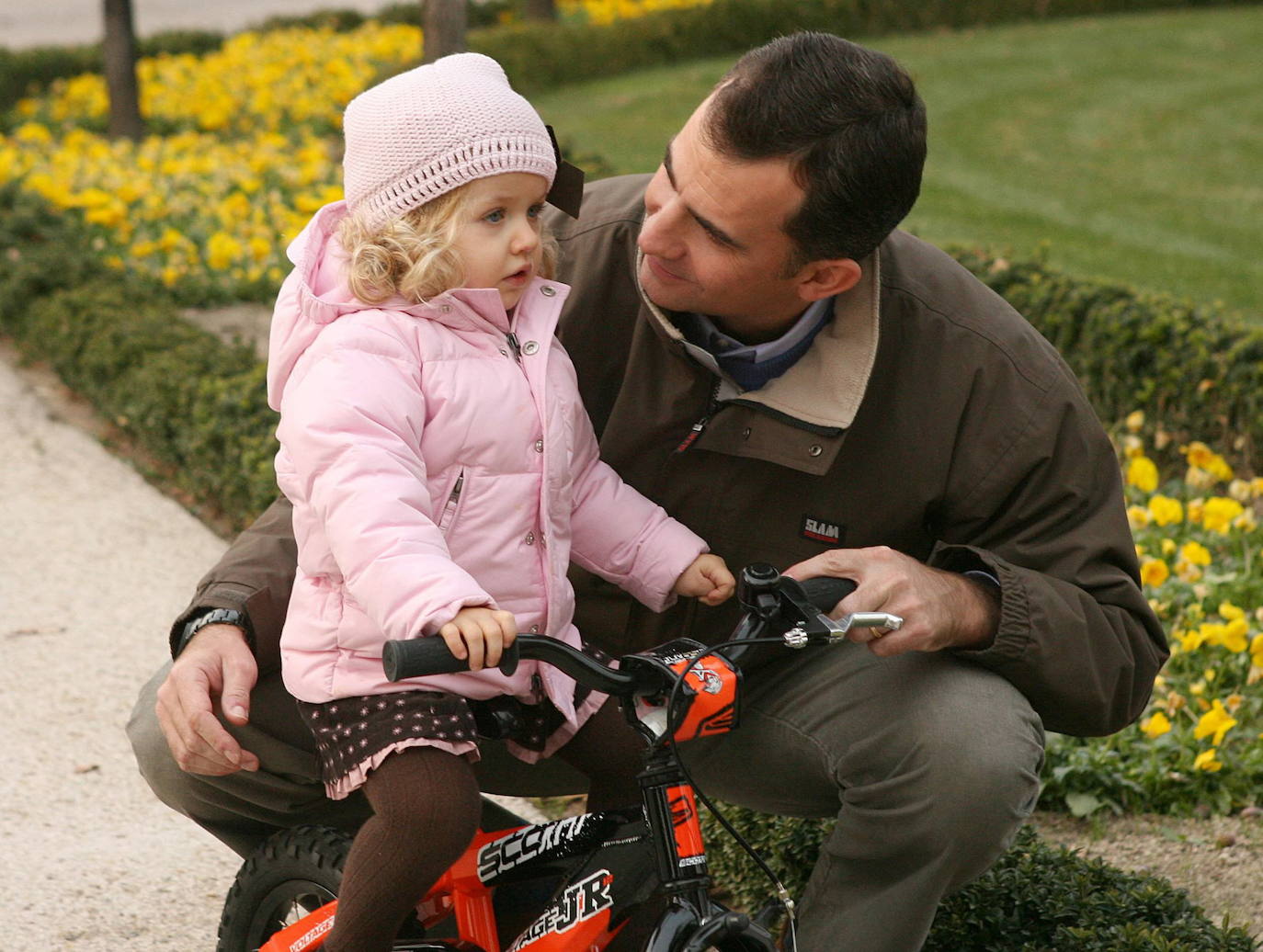 Don Felipe pasea con la infanta Leonor en los jardines del Palacio de la Zarzuela en una imagen distribuida con motivo del 40º cumpleaños del Príncipe, en enero de 2008.