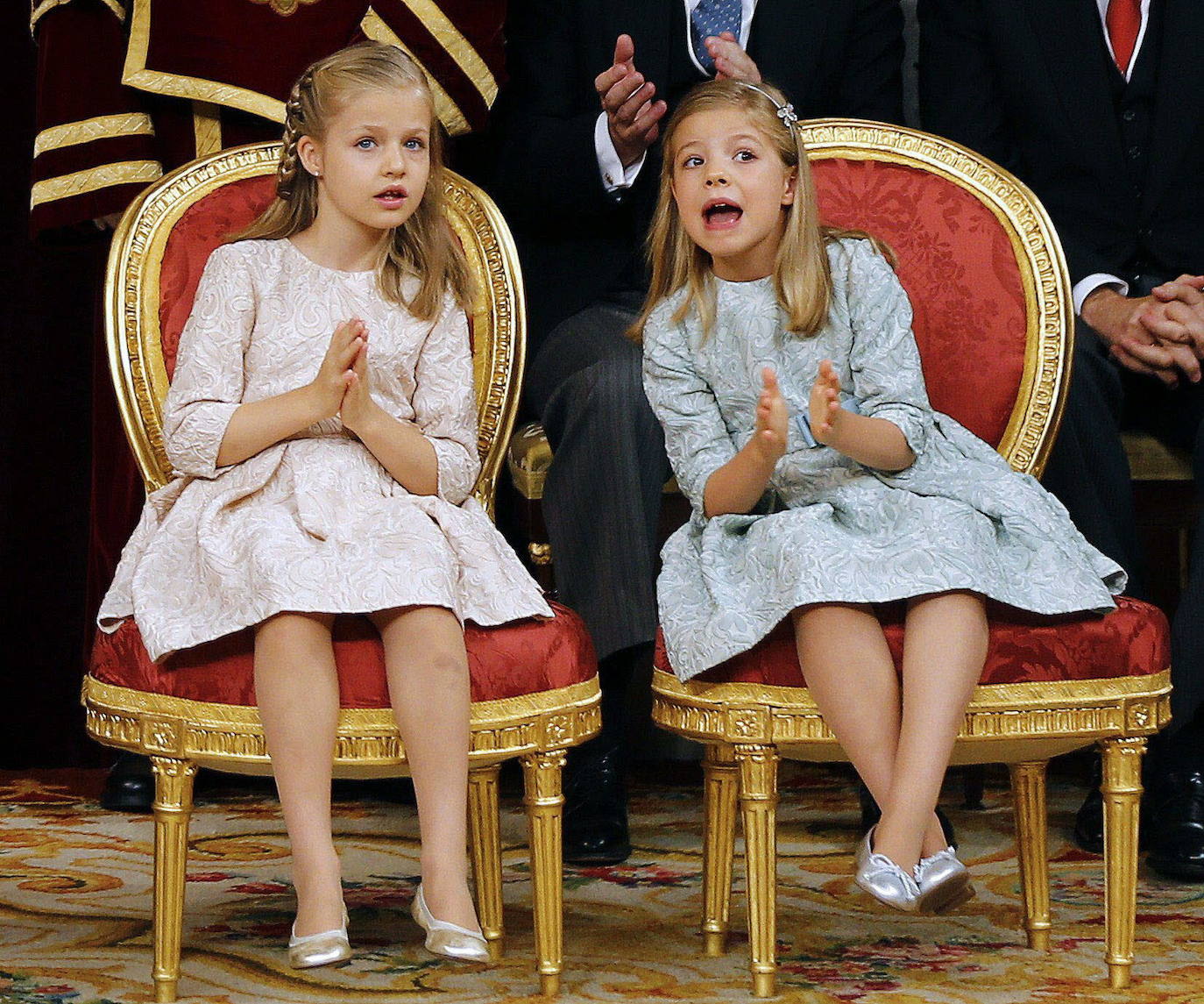 Acto de proclamación del Rey Felipe VI en el Congreso de los Diputados, el 19 de junio de 2014. La princesa Leonor y la infanta Sofía miran sorprendidas al reconocer entre los asistentes al acto a su abuela, la reina Sofía. 