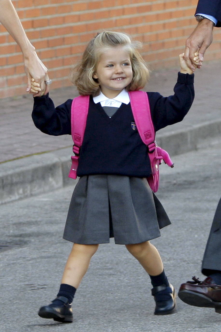 La infanta Leonor el primer día de clase, en septiembre de 2008, año en el que cursó primero de Infantil, en el colegio Santa María de los Rosales.