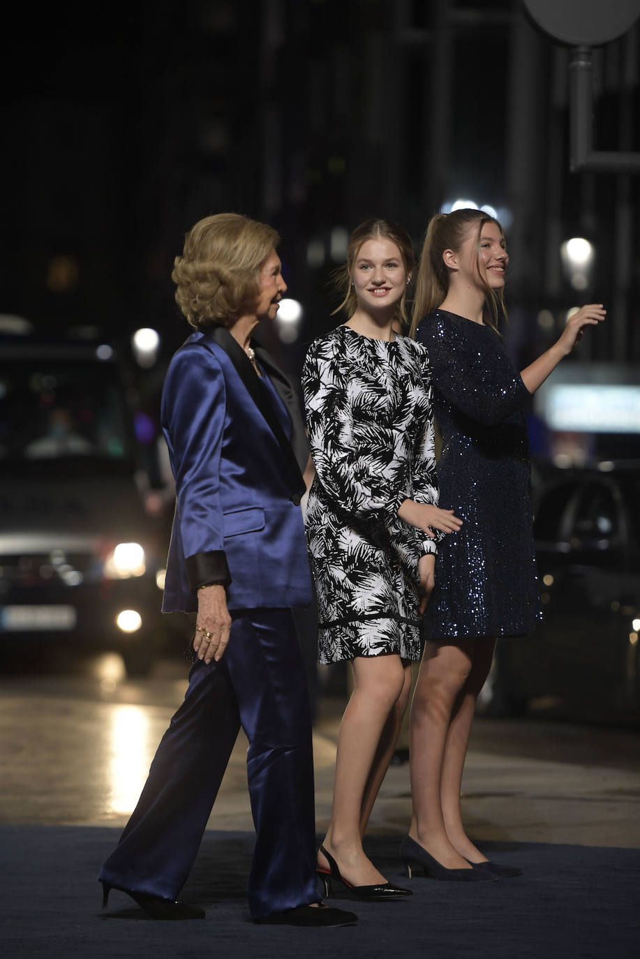 La princesa Leonor, a su llegada a los Premios Princesa de Asturias 2022 acompañada por su hermana, la infanta Sofía, y la reina emérita. 