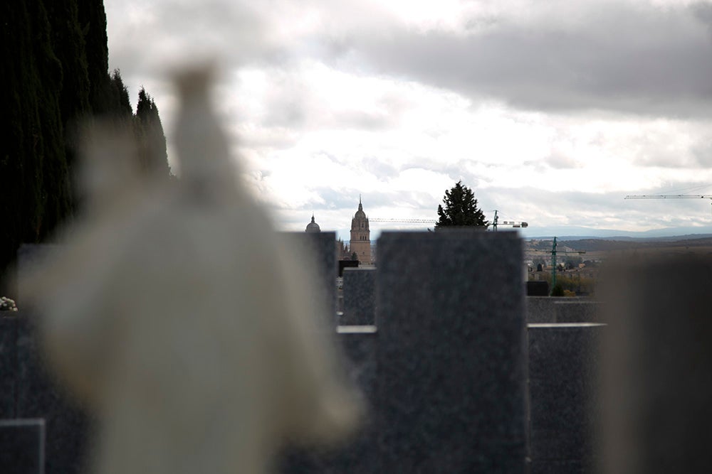 Numerosos personas, de forma individual o en familia, asisten en la mañana del 1 de noviembre al cementerio de Salamanca y a la veneración del Cristo de la Liberación