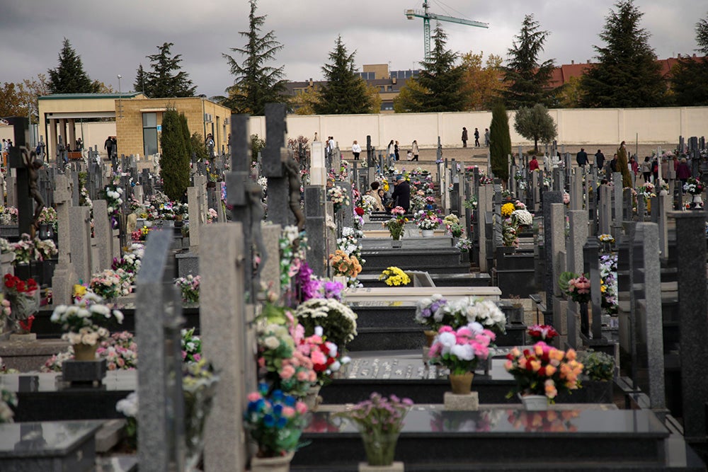 Numerosos personas, de forma individual o en familia, asisten en la mañana del 1 de noviembre al cementerio de Salamanca y a la veneración del Cristo de la Liberación