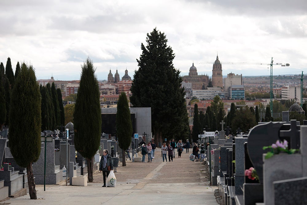 Numerosos personas, de forma individual o en familia, asisten en la mañana del 1 de noviembre al cementerio de Salamanca y a la veneración del Cristo de la Liberación