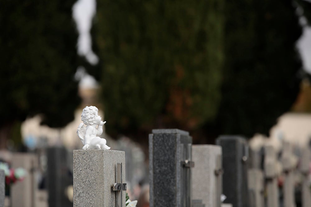 Numerosos personas, de forma individual o en familia, asisten en la mañana del 1 de noviembre al cementerio de Salamanca y a la veneración del Cristo de la Liberación