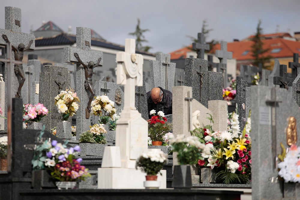 Numerosos personas, de forma individual o en familia, asisten en la mañana del 1 de noviembre al cementerio de Salamanca y a la veneración del Cristo de la Liberación