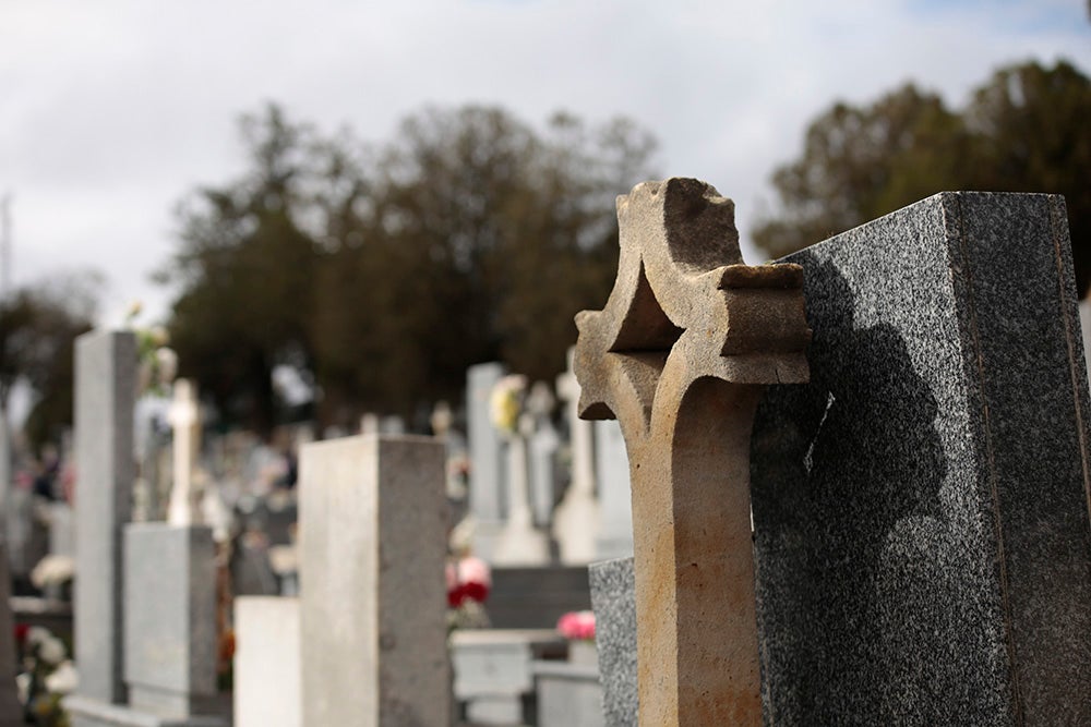 Numerosos personas, de forma individual o en familia, asisten en la mañana del 1 de noviembre al cementerio de Salamanca y a la veneración del Cristo de la Liberación