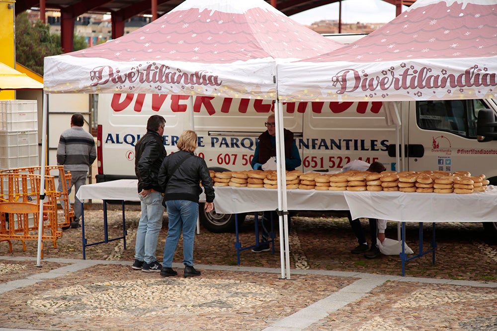 Numerosos personas, de forma individual o en familia, asisten en la mañana del 1 de noviembre al cementerio de Salamanca y a la veneración del Cristo de la Liberación