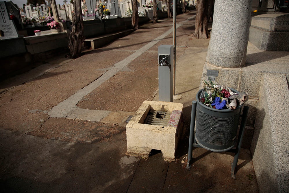 Numerosos personas, de forma individual o en familia, asisten en la mañana del 1 de noviembre al cementerio de Salamanca y a la veneración del Cristo de la Liberación