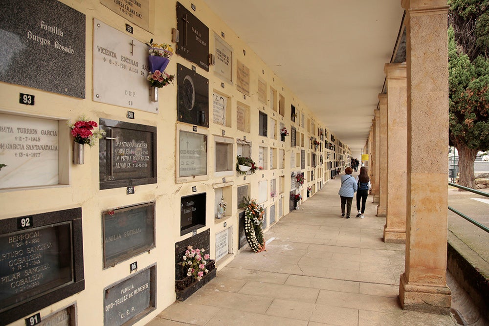 Numerosos personas, de forma individual o en familia, asisten en la mañana del 1 de noviembre al cementerio de Salamanca y a la veneración del Cristo de la Liberación