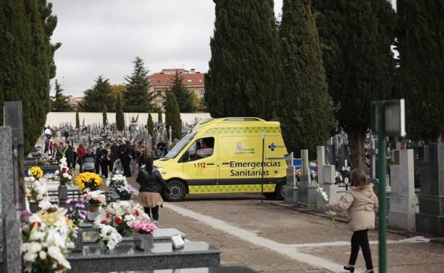 Galería. Una amulancia, en el inteiro del cementerio en la mañana de este martes.