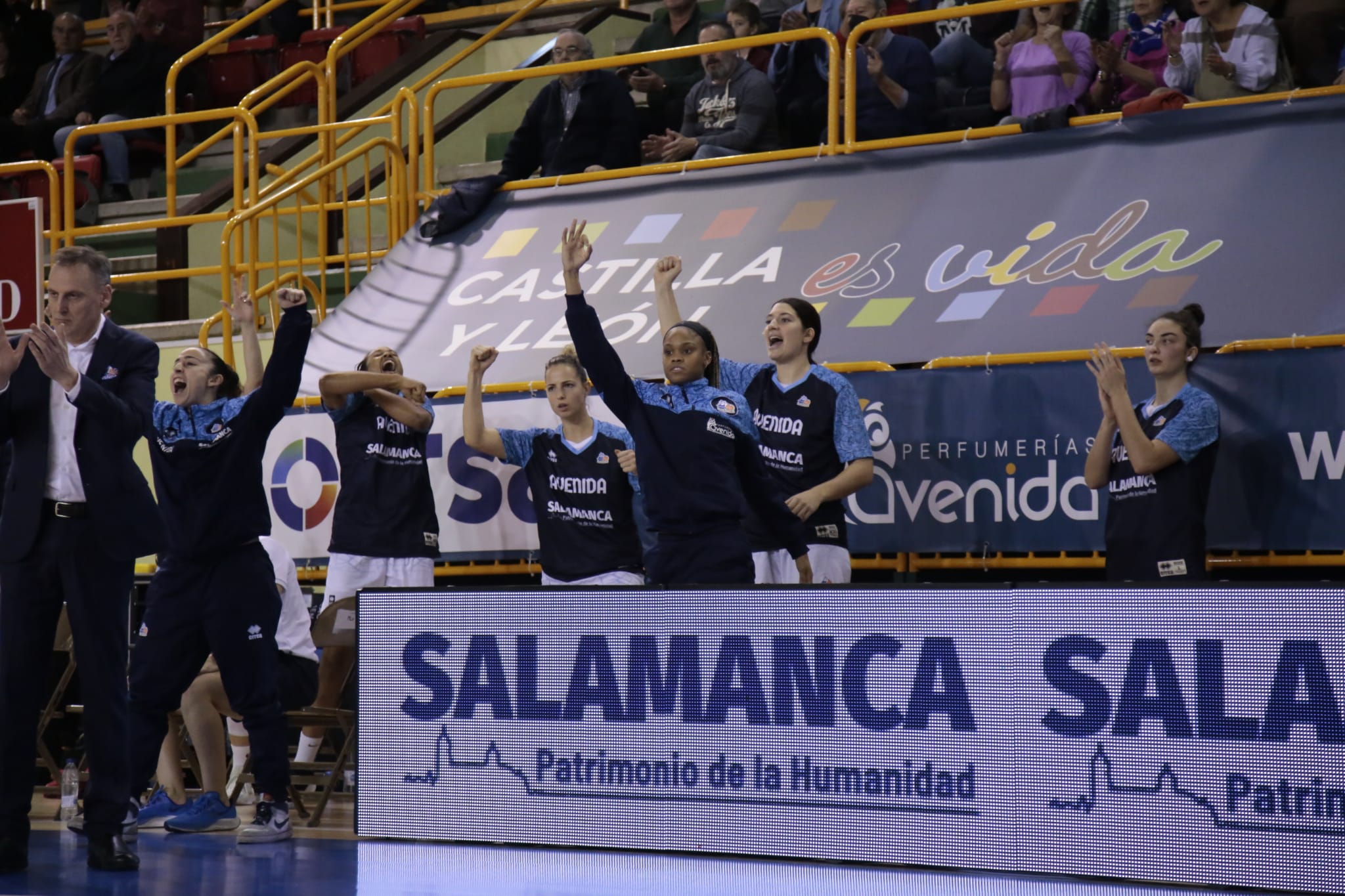 Fotos: Victoria para Perfumerías Avenida en un inicio inmaculado de la Euroliga