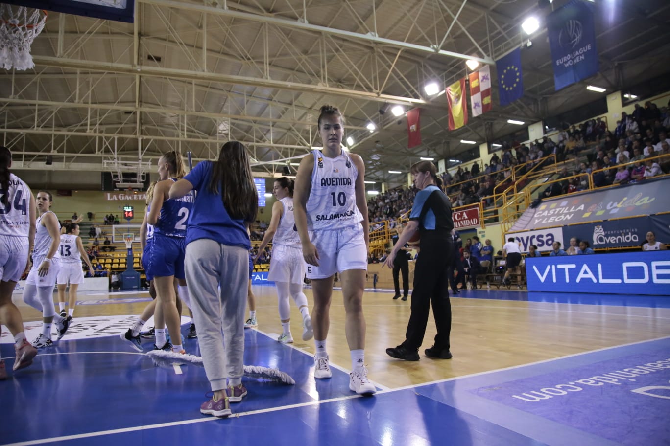 Fotos: Victoria para Perfumerías Avenida en un inicio inmaculado de la Euroliga