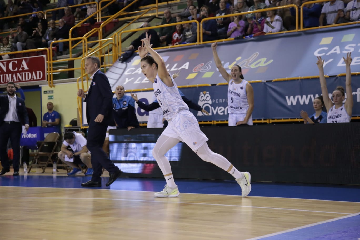 Fotos: Victoria para Perfumerías Avenida en un inicio inmaculado de la Euroliga
