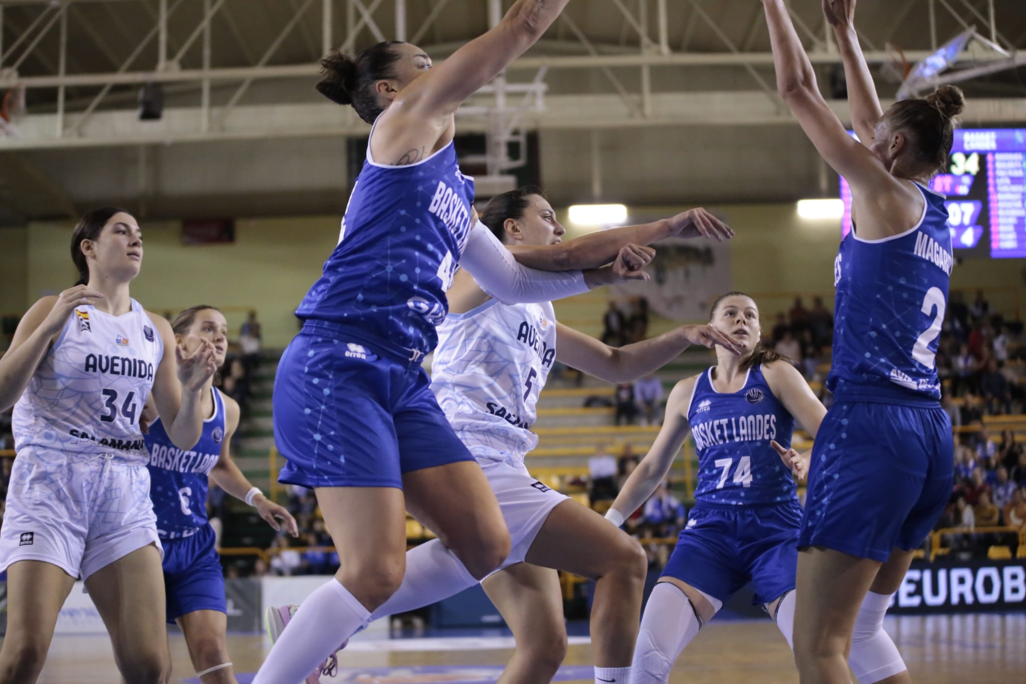 Fotos: Victoria para Perfumerías Avenida en un inicio inmaculado de la Euroliga