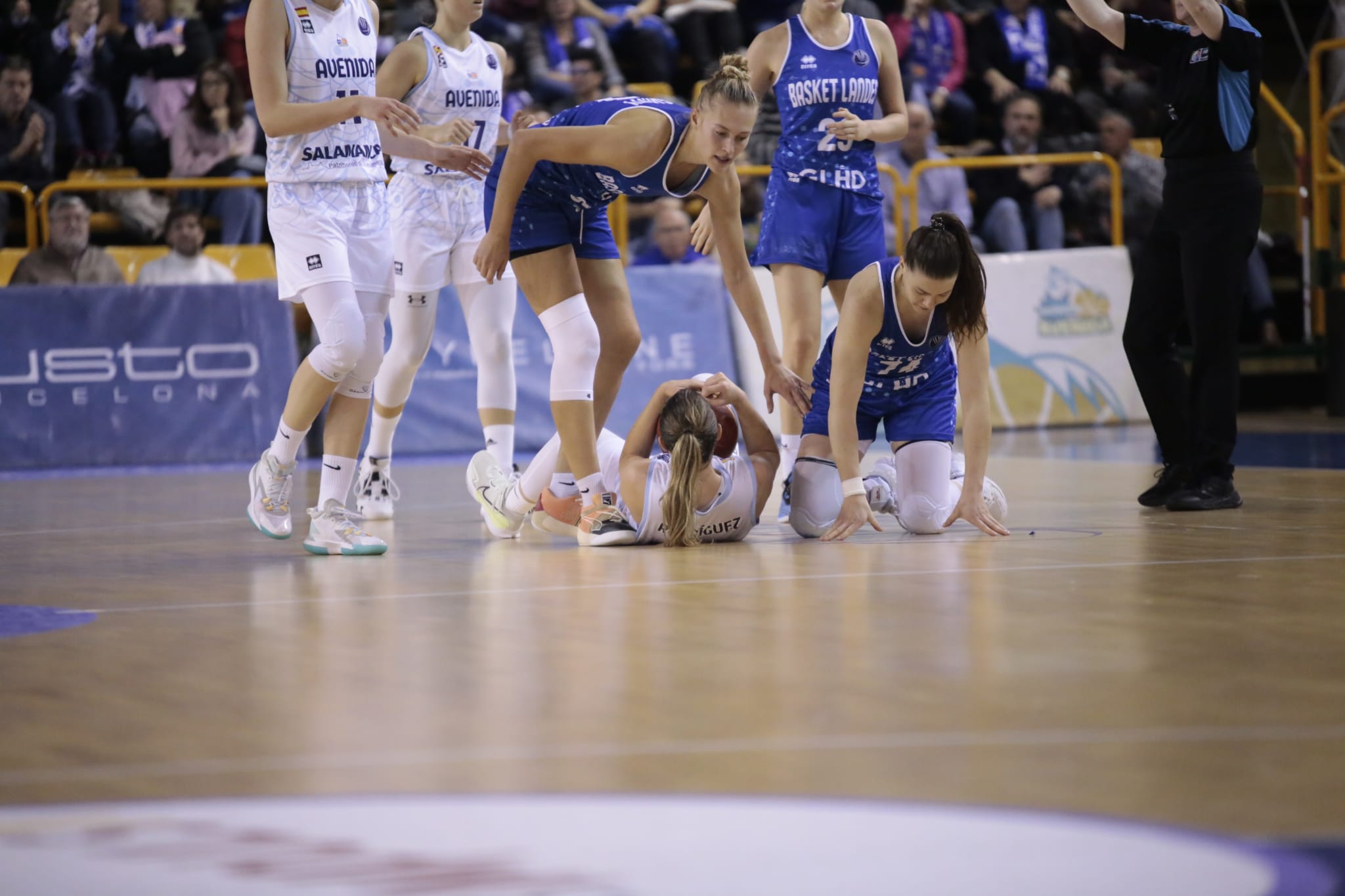 Fotos: Victoria para Perfumerías Avenida en un inicio inmaculado de la Euroliga