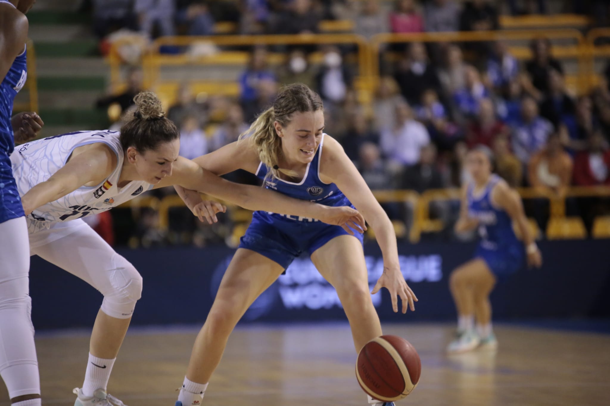Fotos: Victoria para Perfumerías Avenida en un inicio inmaculado de la Euroliga