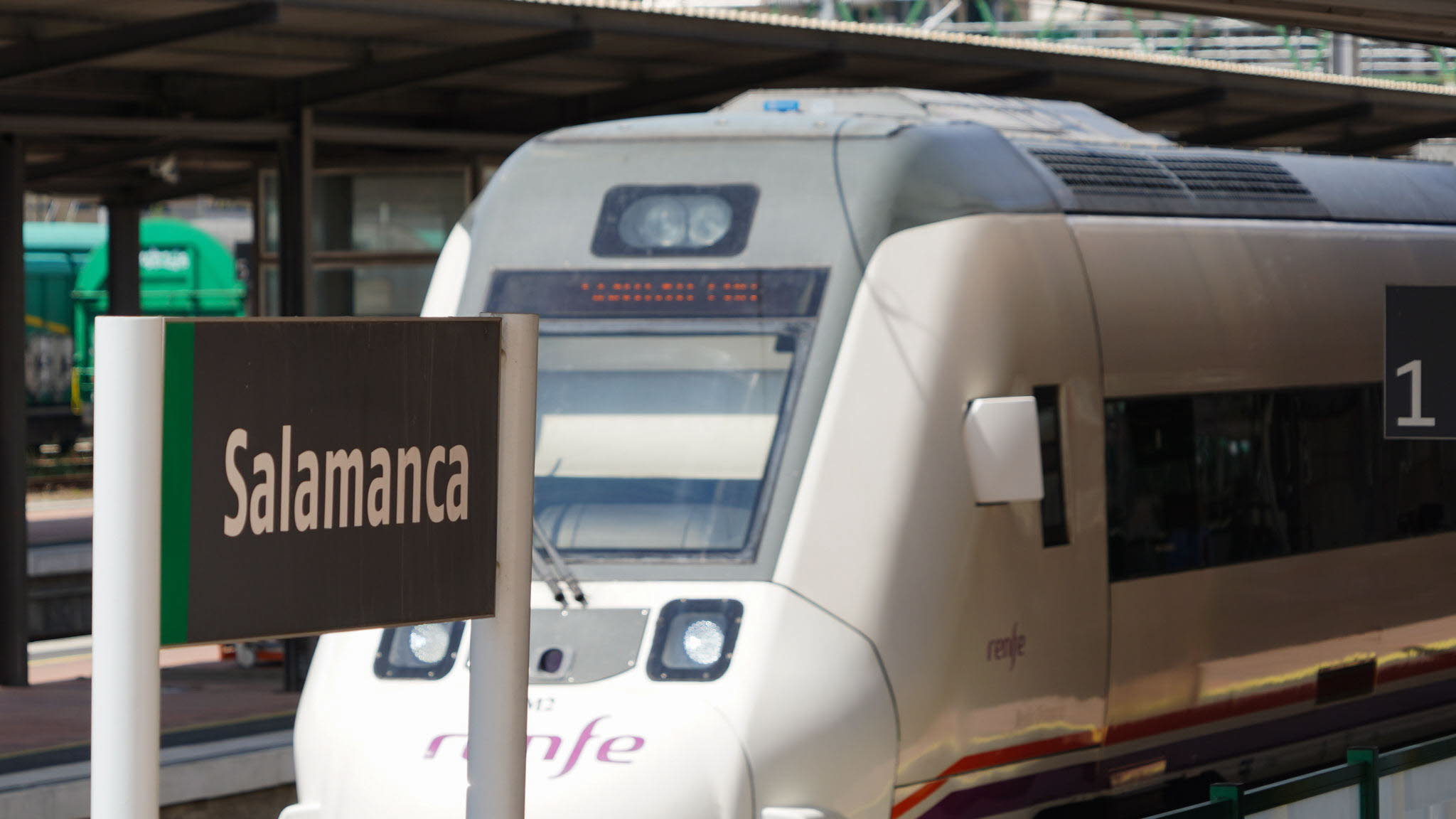 Un tren a su llegada a la estación de Salamanca. 