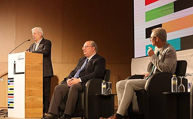 Imagen principal - Inicio de la conferencia, con la presencia del rector de la Usal, intervención de la ministra Calviño y el conferenciante Richard Thaler. 