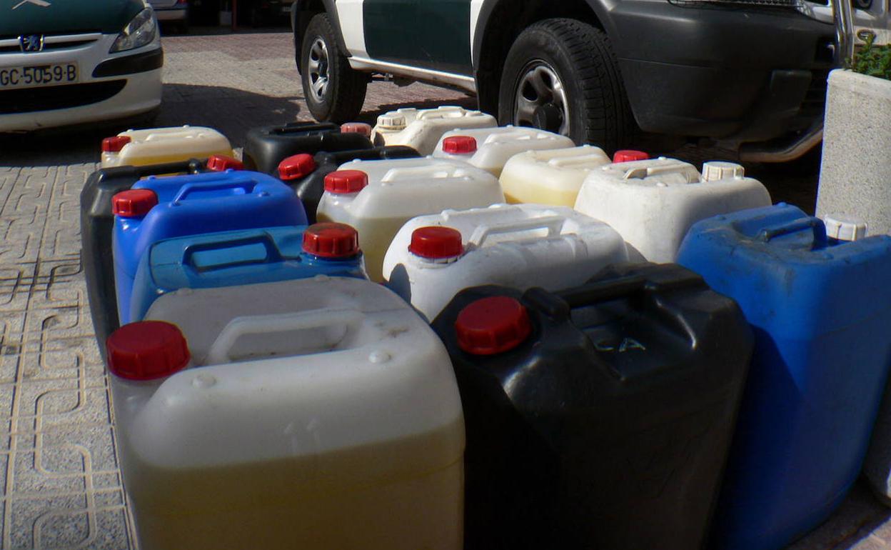 Garrafas de gasóleo recuperadas por la Guardia Civil en una operación. 