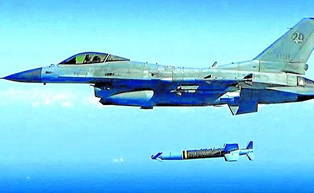 Un avión de combate surcoreano lanza un misil de respuesta, este miércoles, a los ensayos balísticos realizados por Corea del Norte.
