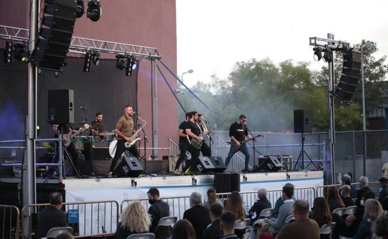 Jóvenes disfrutando de un concierto