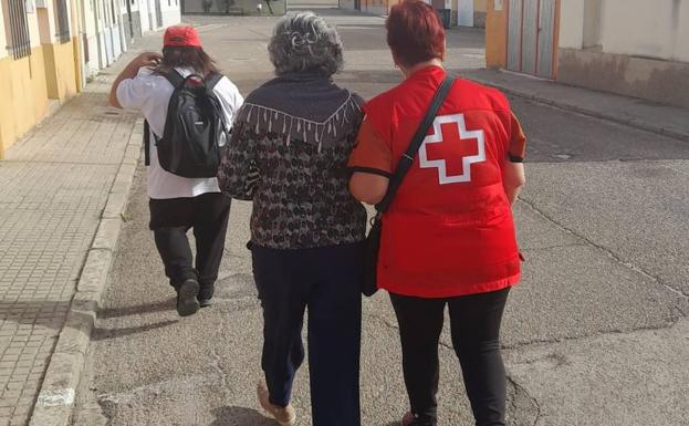 Acompañamiento por parte de una voluntaria de Cruz Roja. 