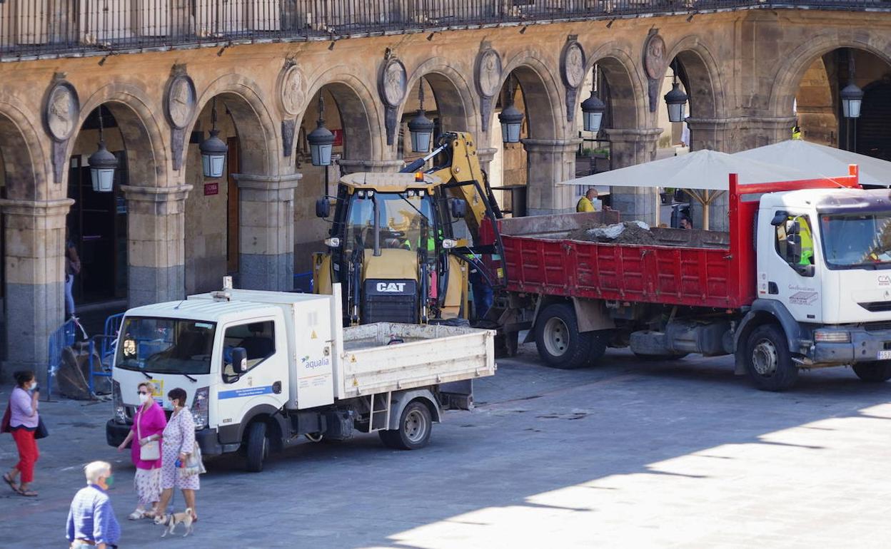 Varios trabajadores desarrollan su actividad en la Plaza Mayor de Salamanca. 