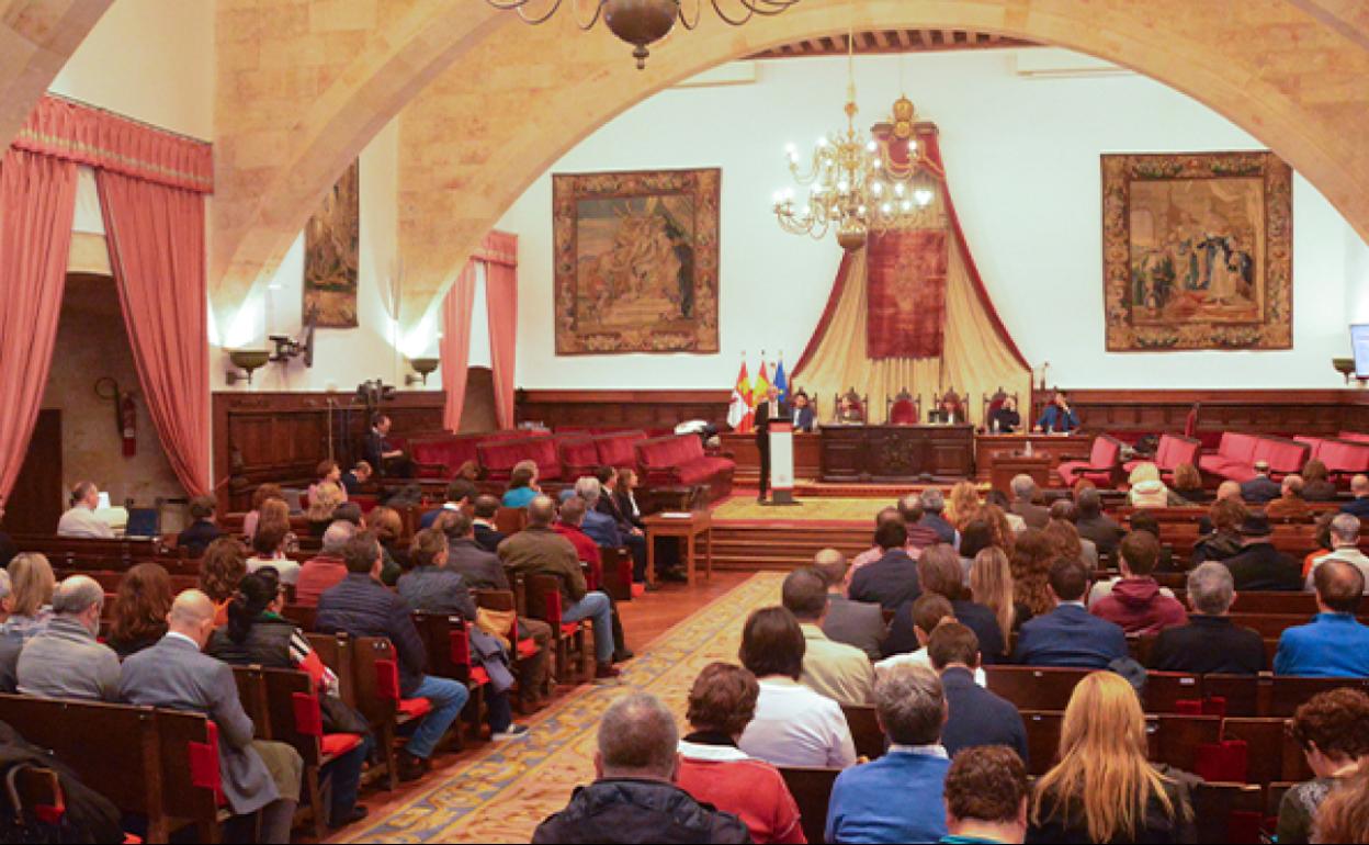 El rector, Ricardo Rivero, se dirige al Claustro. 