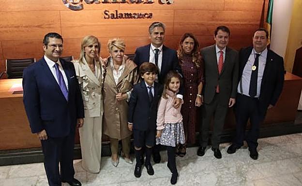 Imagen principal - Foto de familia con Mañueco, aspecto de la Cámara, y su presidente, Benjamín Crespo.